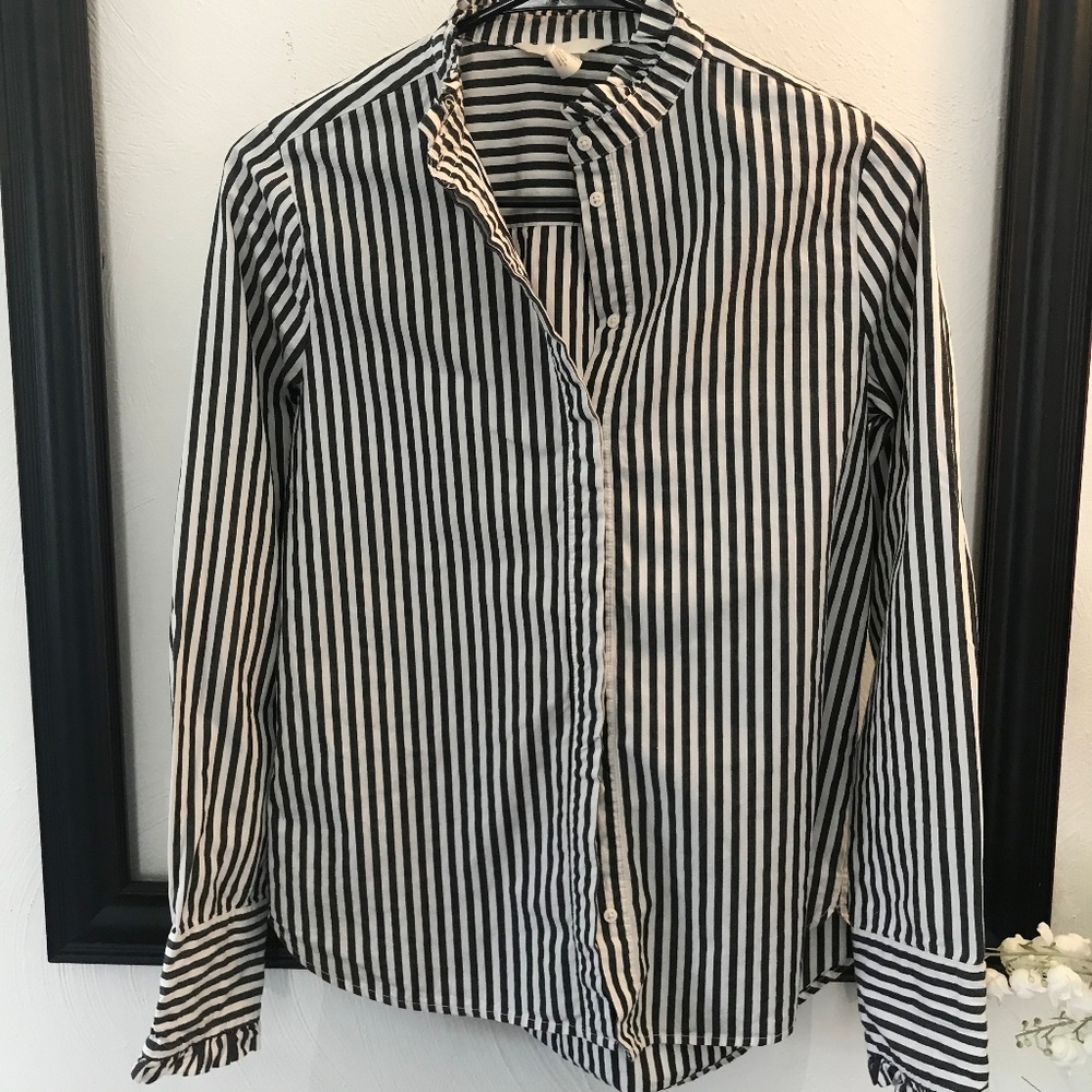 ⬇️🎈H&M Striped Ruffled Button down